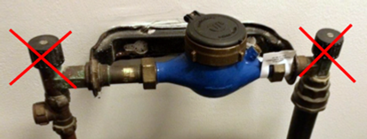 Vattenmätare med två ventiler på sidorna. Ventilerna är överkryssade med röda kors