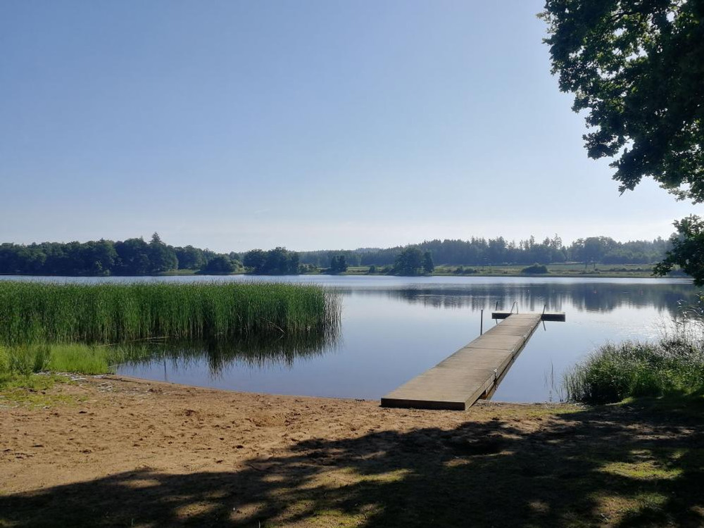 Brygga vid sandstrand, Dansjöbadet