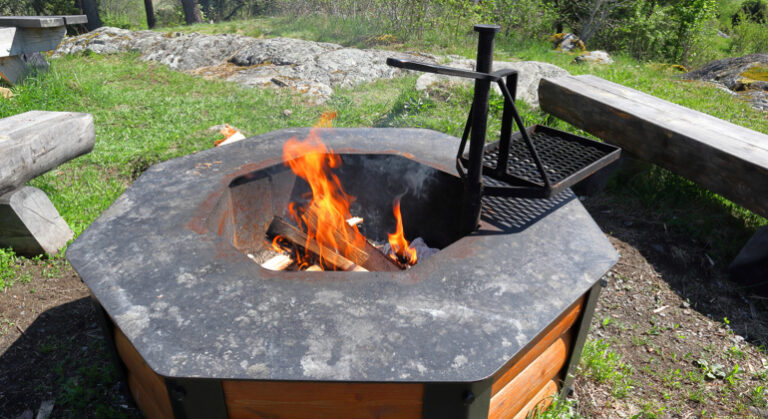 En grillplats utomhus en sommardag.