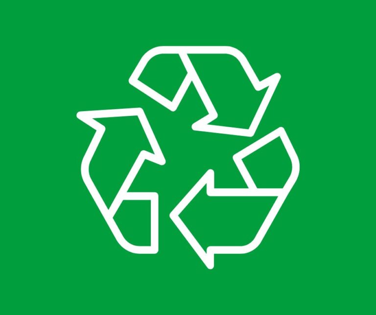 Grafisk bild med tre vita pilar i en ring som symboliserar återvinning. Grön bakgrund.