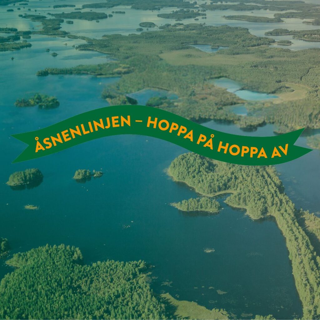 Flygbild över Åsnen. Grön baderoll med gul text som lyder "Åsnenlinjen - hoppa på hoppa av.