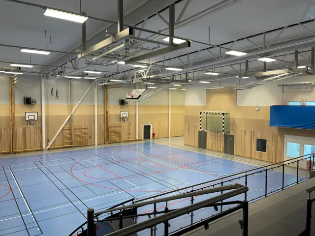 gymnastiksal med blått golv tagen från en läktare