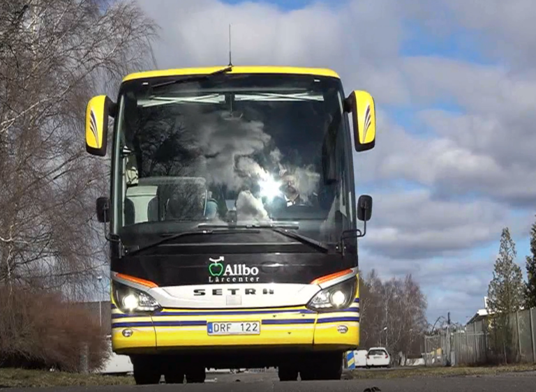 En gul buss som det står Allbo lärcenter på