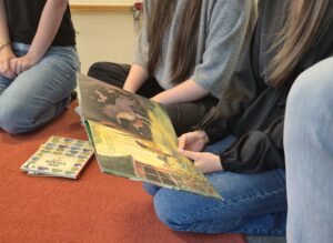 en person läser en bilderbok