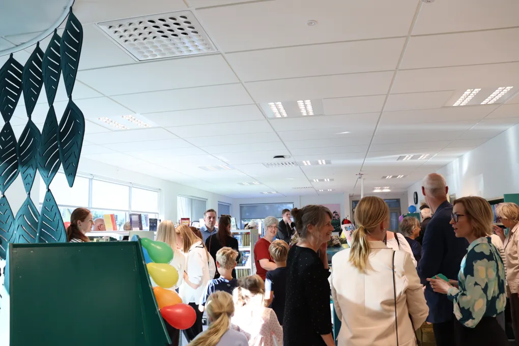En grupp människor som står i ett rum.