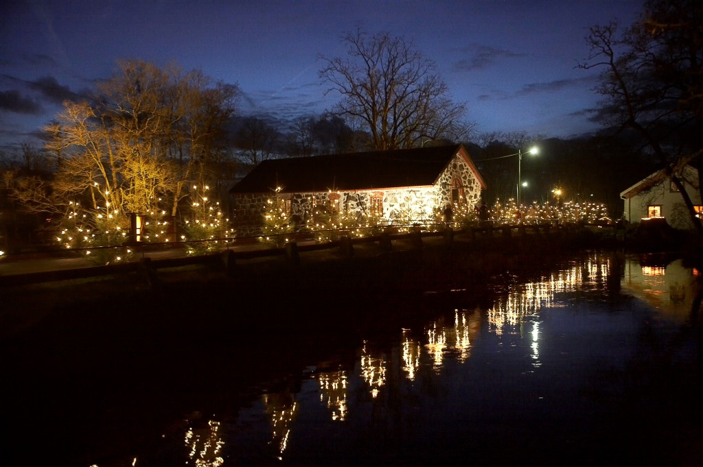 Ett hus är upplyst med julbelysning.