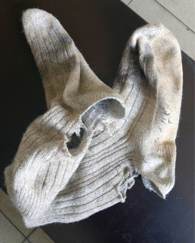 Smutsiga raggsockar med stora hål på hälarna.