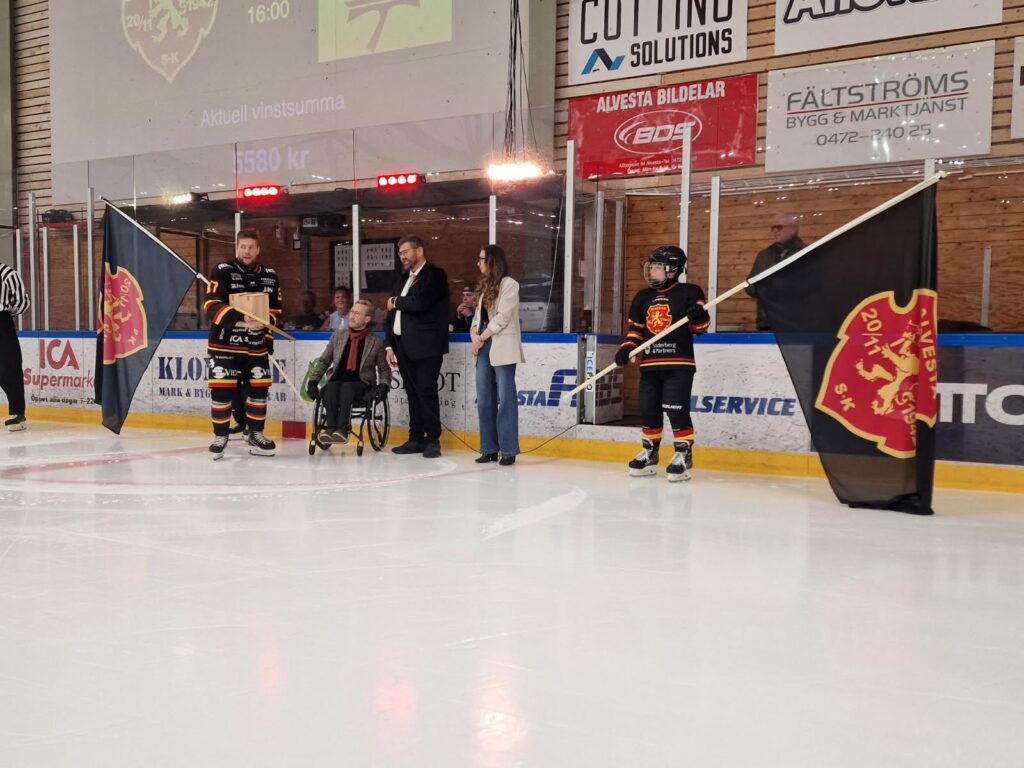 Rosén mottar priser på isen av kommunstyrelsens presidie.