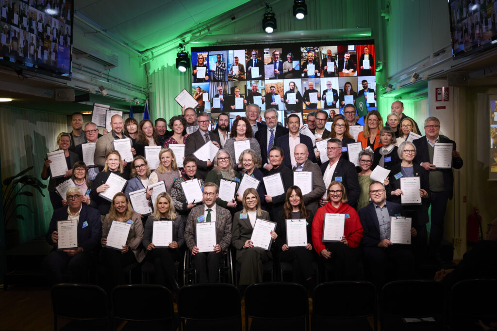 Samtliga deltagare håller upp sina signerade klimatkontrakt.