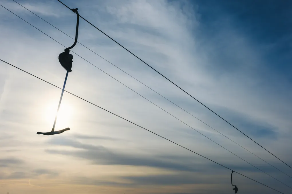 En tom ankarlift syns mot himlen.