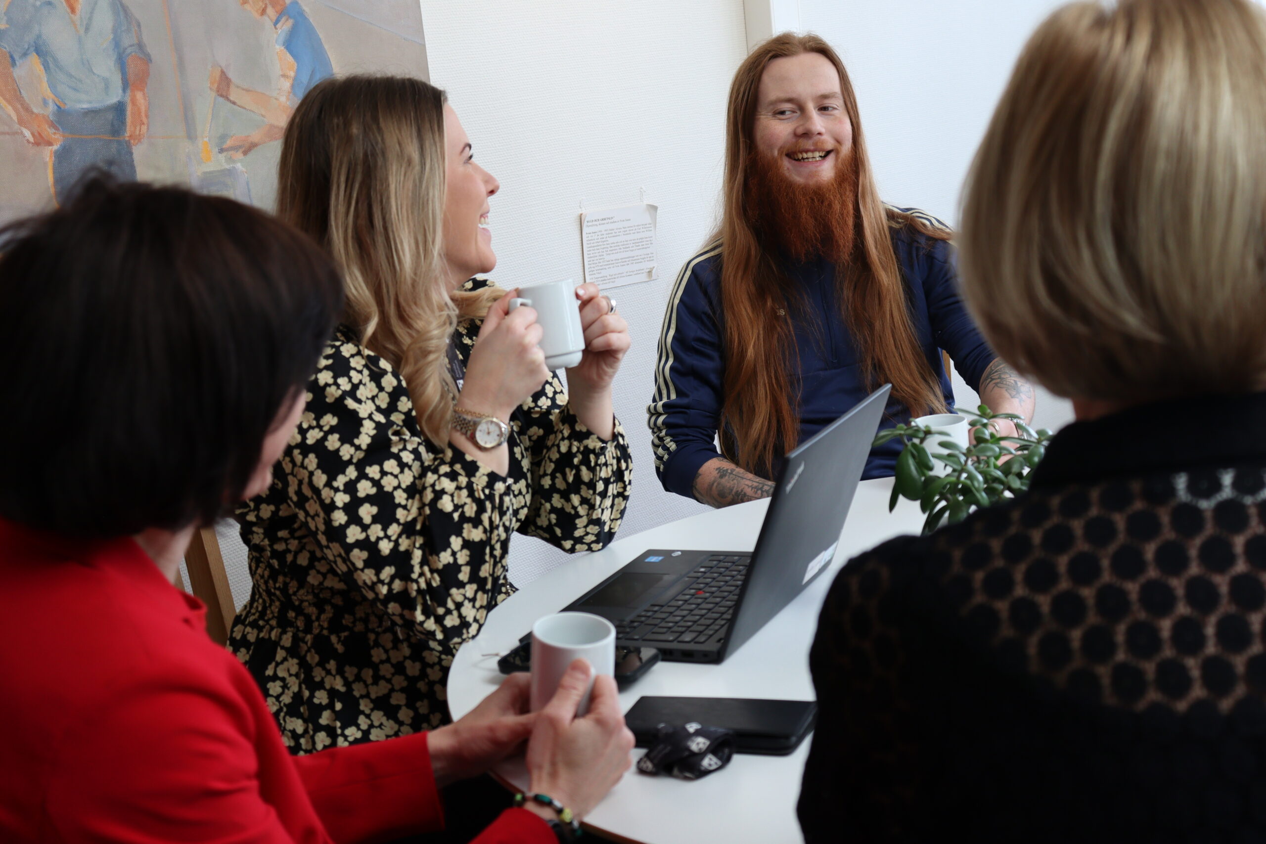 Kollegor sitter vid ett runt bord.