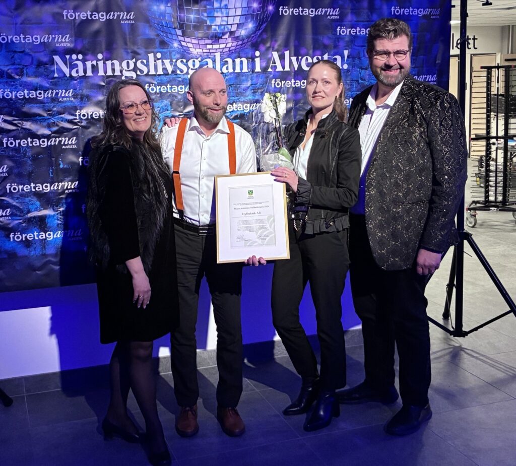 Hyllteknik håller diplom tillsammans med kommunchef och kommunalråd.