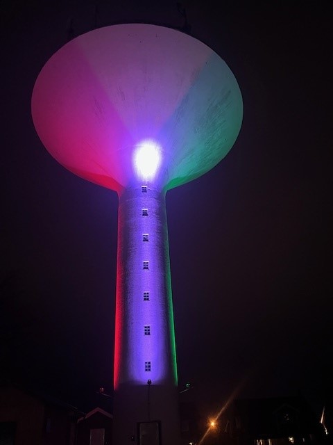 Alvesta vattentorn lyses upp i rött, vitt och grönt.