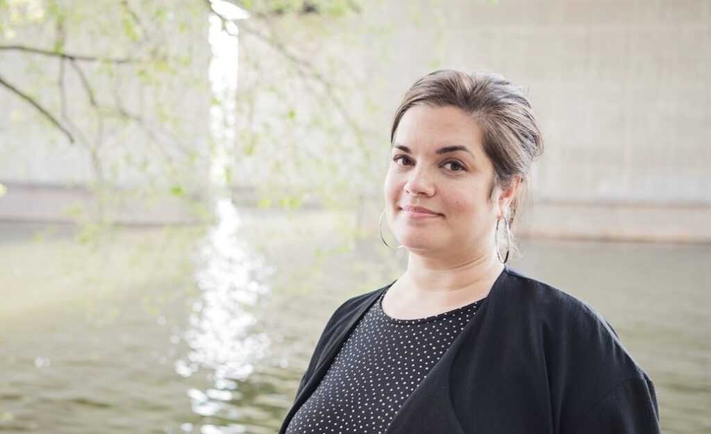 Föreläsare Reyhaneh Ahangaran är psykolog och författare, med lång erfarenhet från BUP, skola och barnsjukvård. Fotograf: Anna Tärnhuvud.