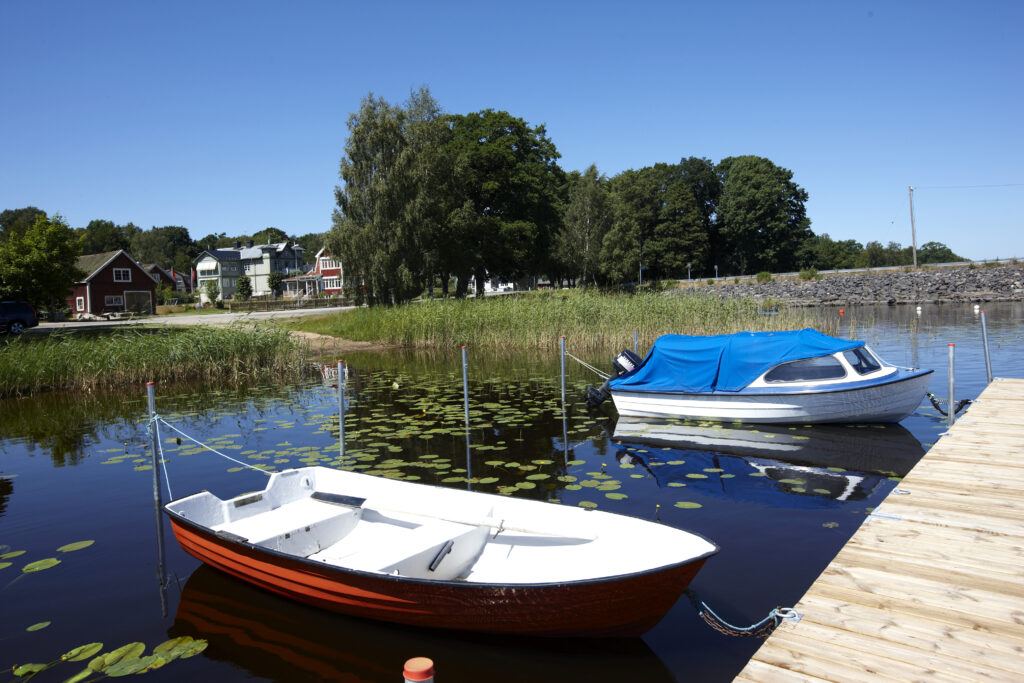 Båtar förtöjda vid brygga.