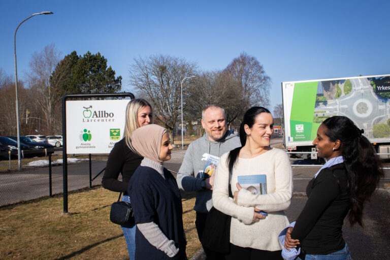 En grupp människor som står bredvid varandra.