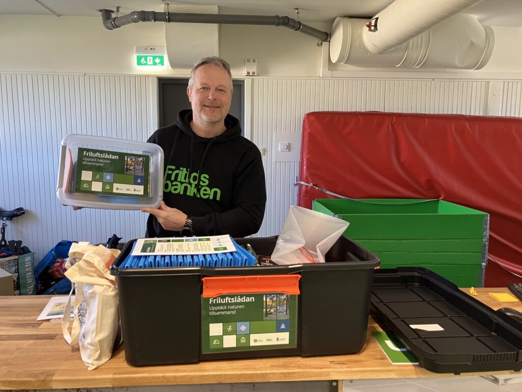 En man håller en plastlåda