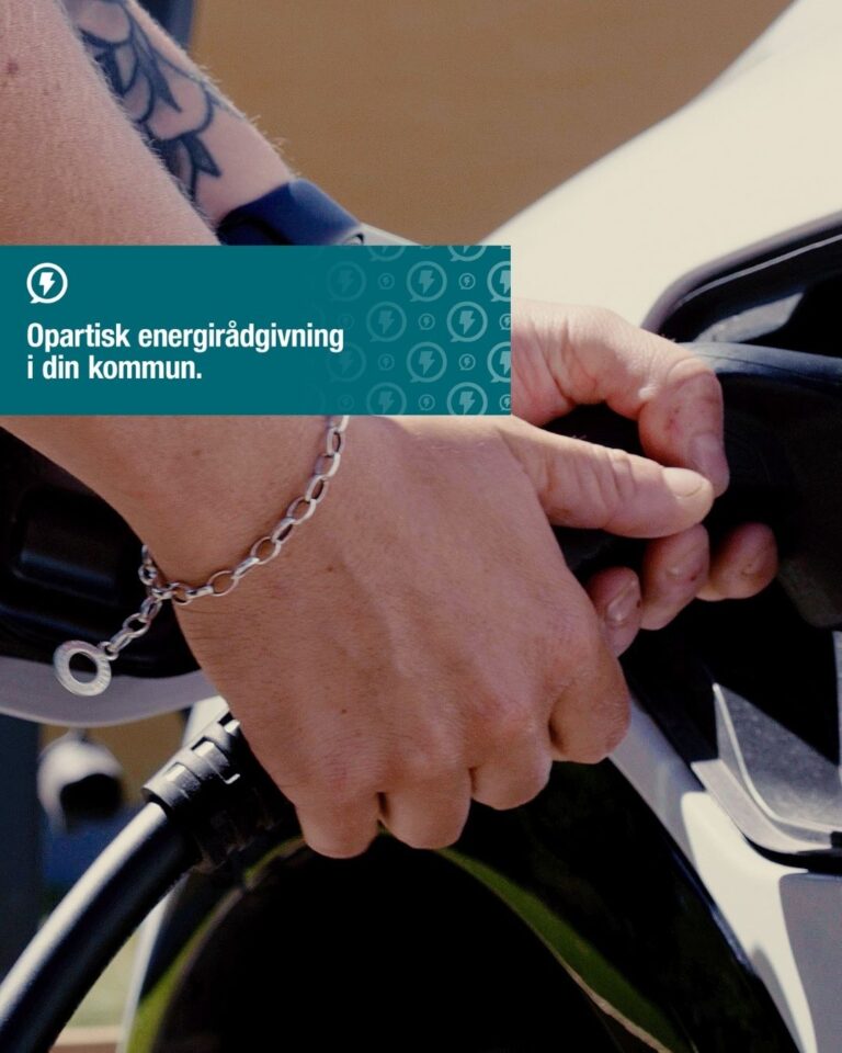 Närbild på händer som håller i en laddare kopplad till elbil.