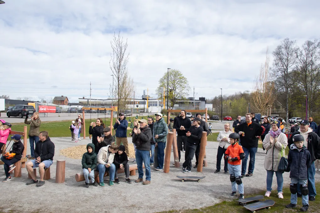 En grupp människor som står runt varandra.