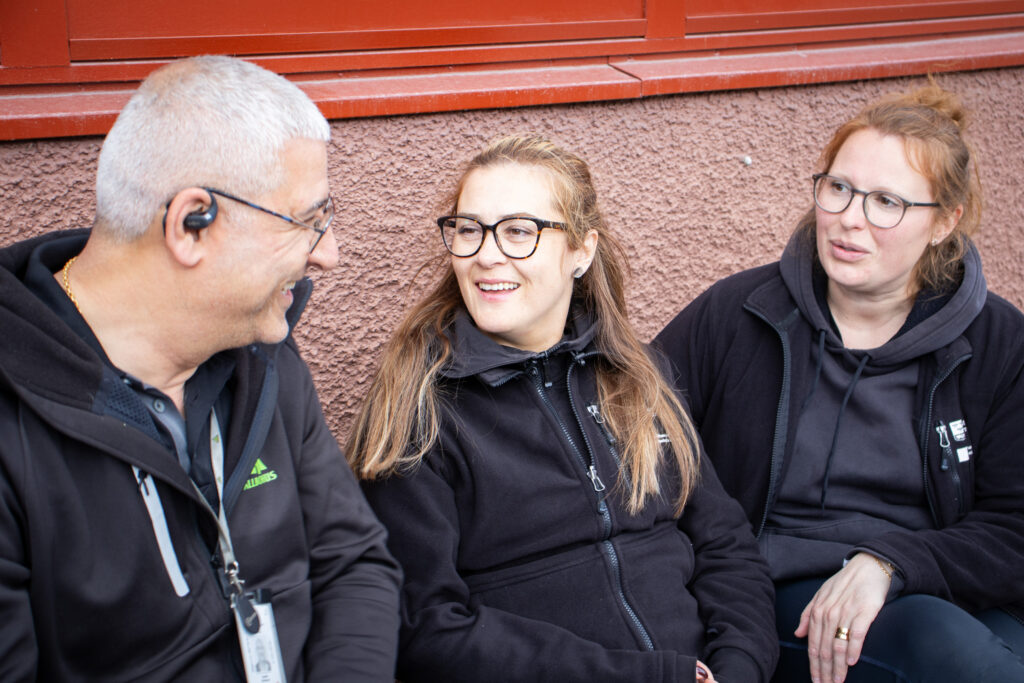 En grupp människor som sitter bredvid varandra.