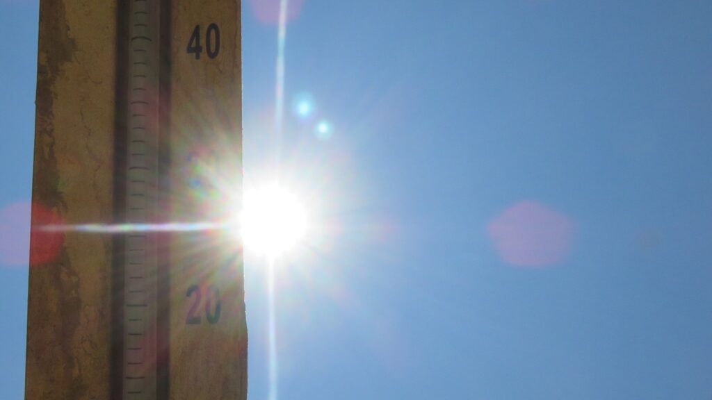 Temperaturmätare med start solsken i bakgrunden.