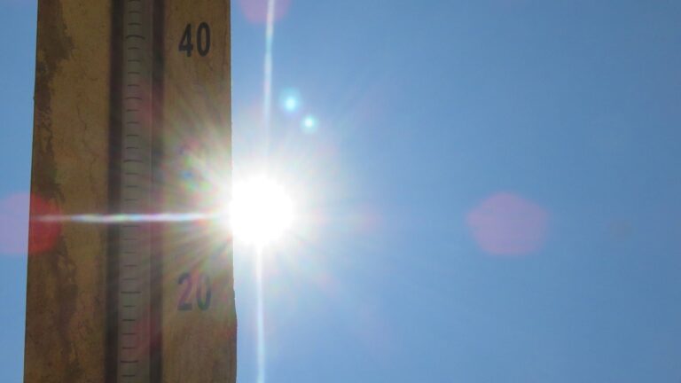Temperaturmätare med start solsken i bakgrunden.