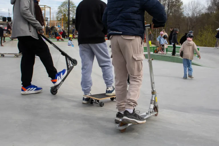En grupp människor som åker sparkcykel i en skatepark.