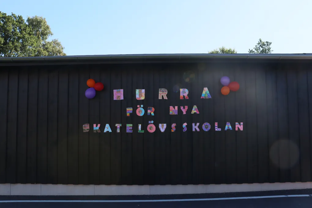 En skylt på sidan av en byggnad.