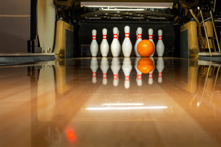 bowlingklot är påväg mot käglor