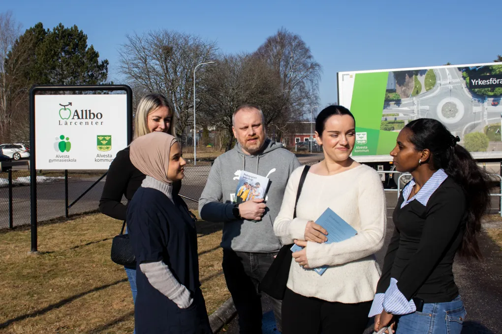 En grupp människor som står bredvid varandra.