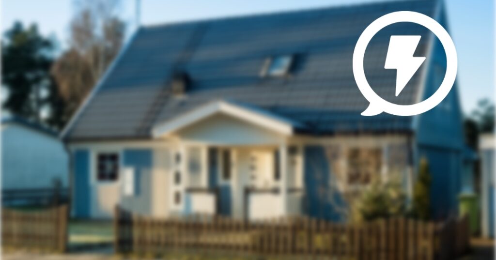 En suddig bild på en bli villa med en vit symbol i hörnet av bilden.