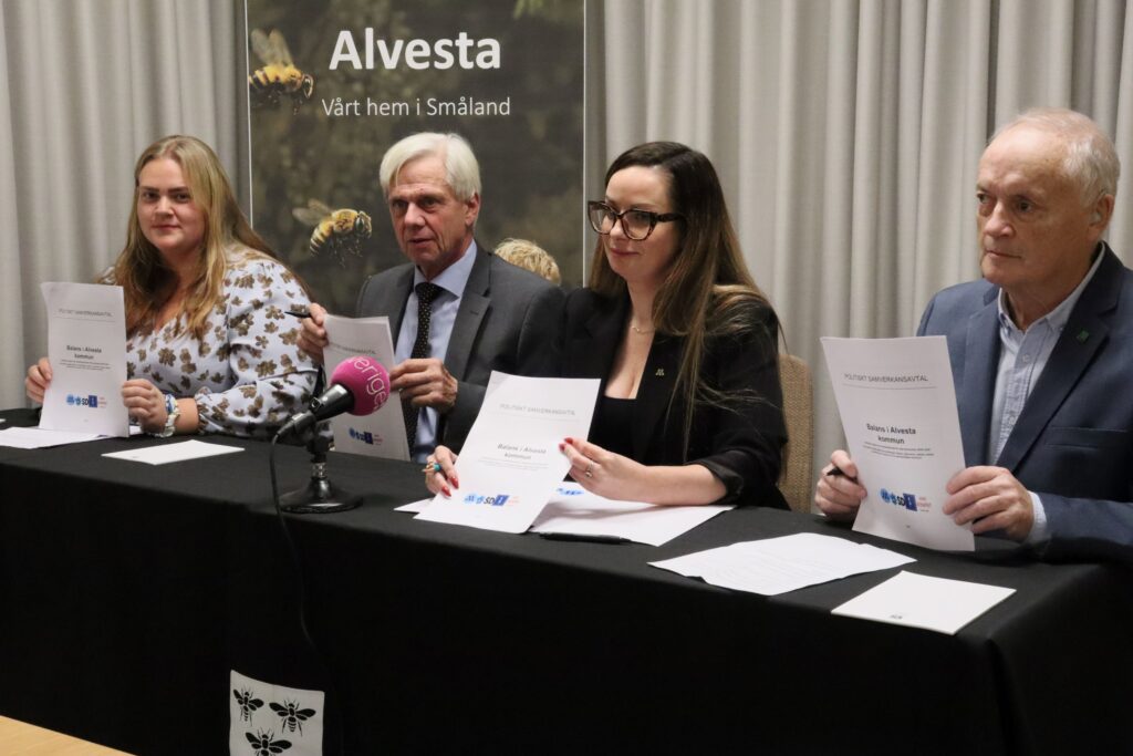 Företrädarna för den nya majoriteten i Alvesta sitter vid ett bord.